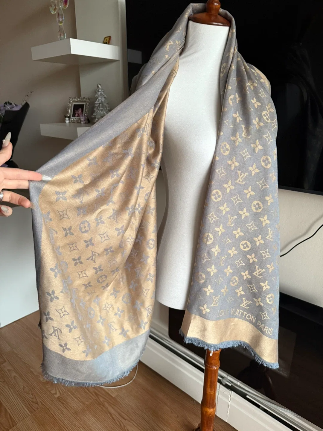 Louis Vuitton Grey/Gold scarf