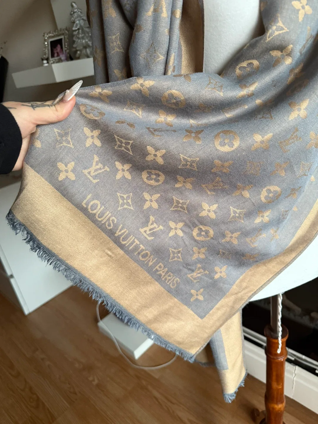 Louis Vuitton Grey/Gold scarf image indicator(3)