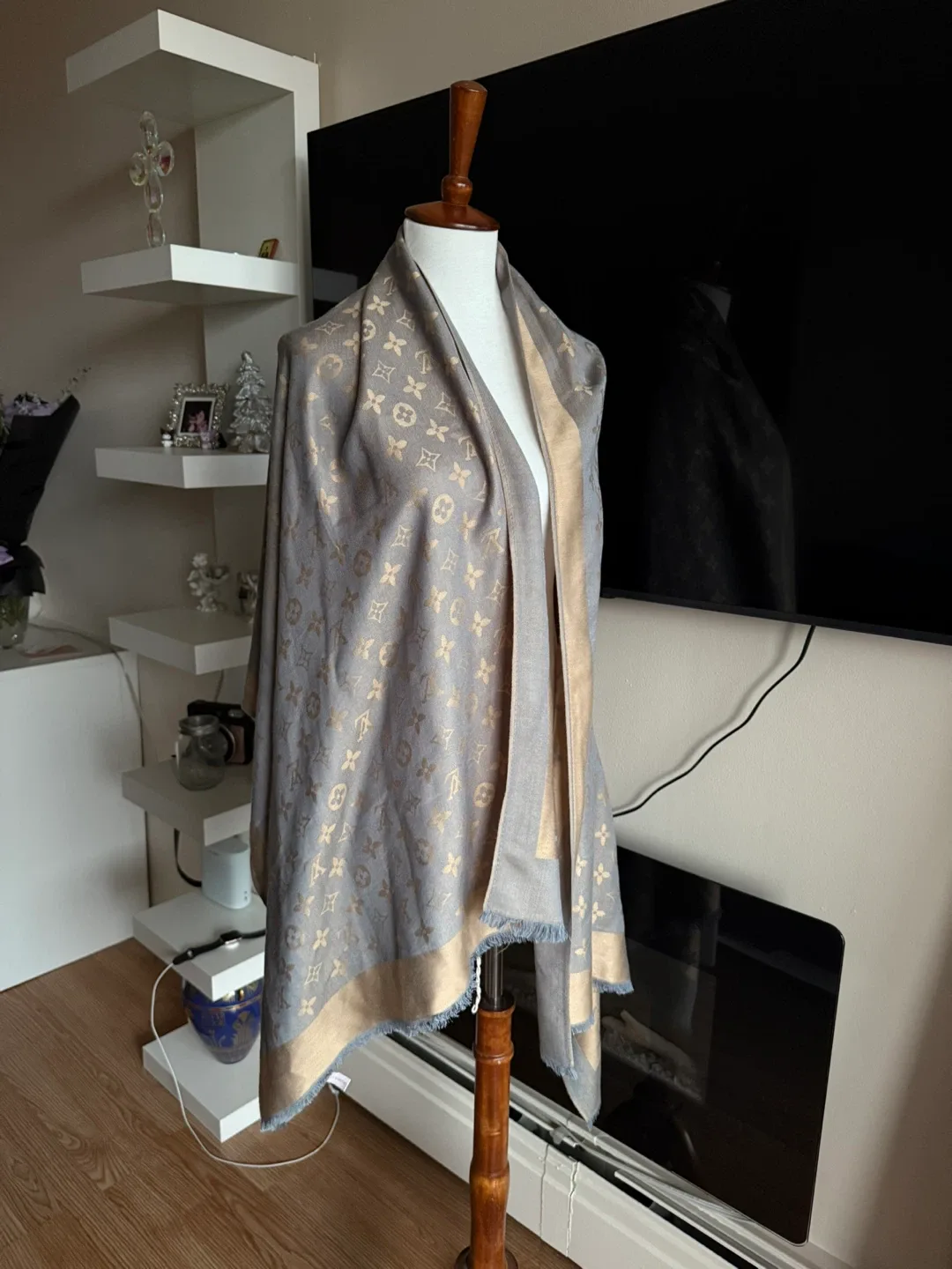 Louis Vuitton Grey/Gold scarf image indicator(5)