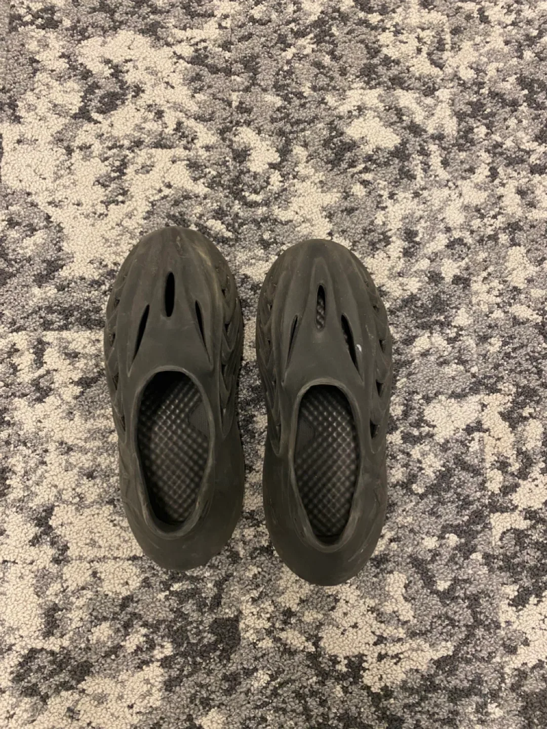Non branded foam runnners