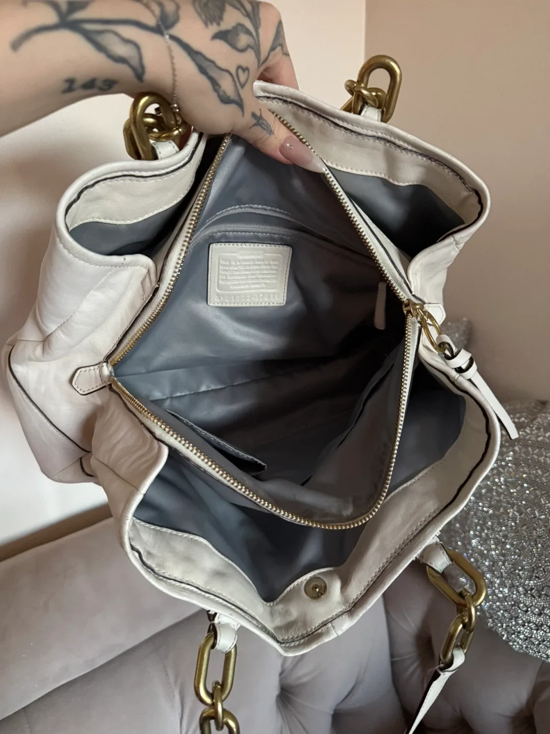 Coach cream Leather  Shoulder Bag image indicator(5)