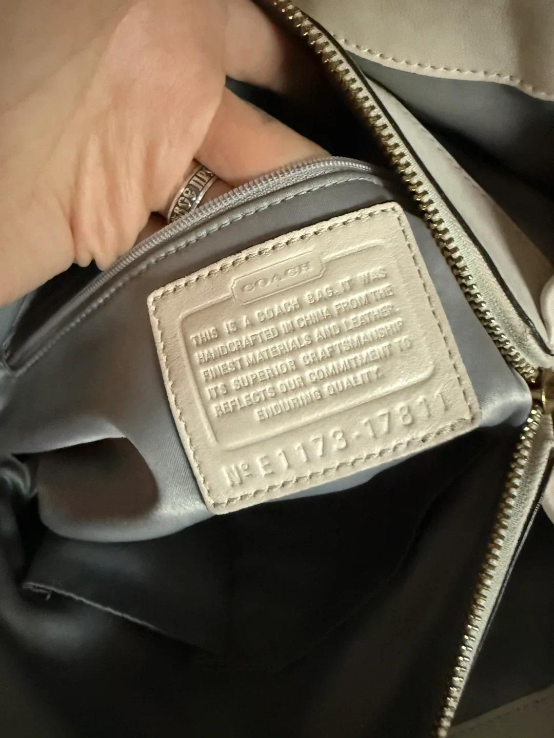 Coach cream Leather  Shoulder Bag image indicator(6)