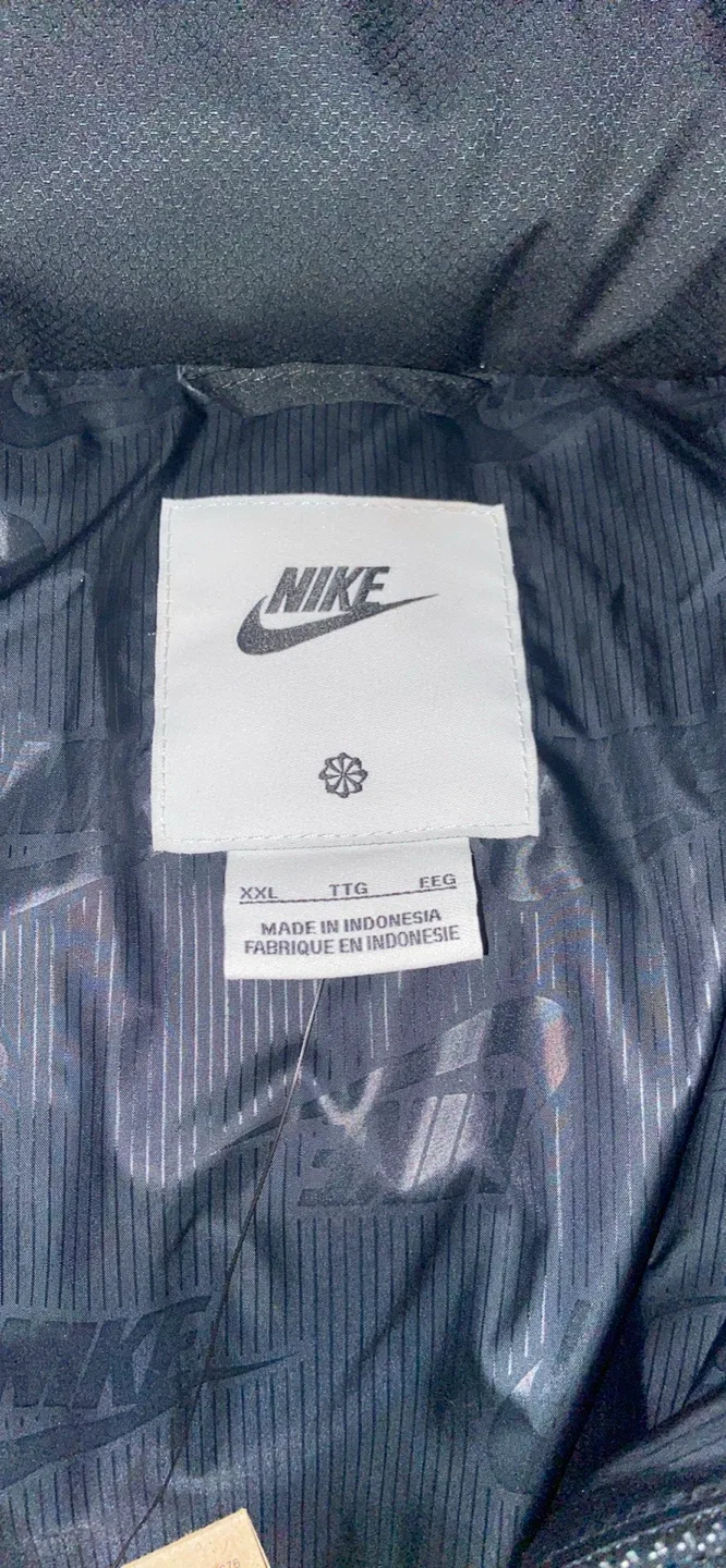 Nike XXL Black Puffer Jacket image indicator(3)