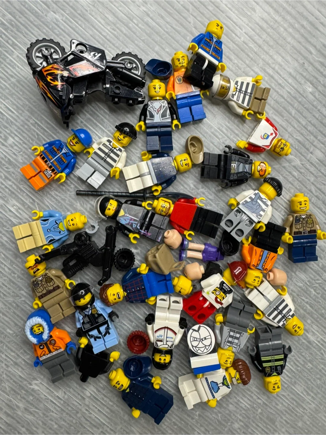 LEGO 23lbs+ BULK PARTS LOT MINIFIGURES City Star Wars image indicator(10)