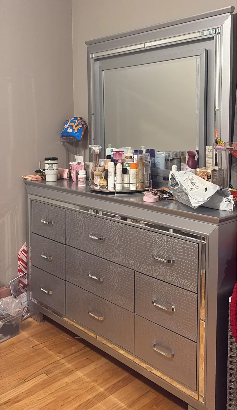 Silver Bedroom Set - Bed & Dresser image indicator(2)