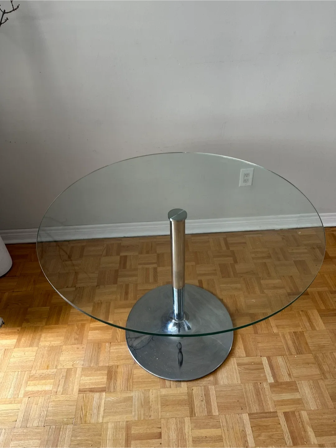 Glass Top Round Dining Table image indicator(2)