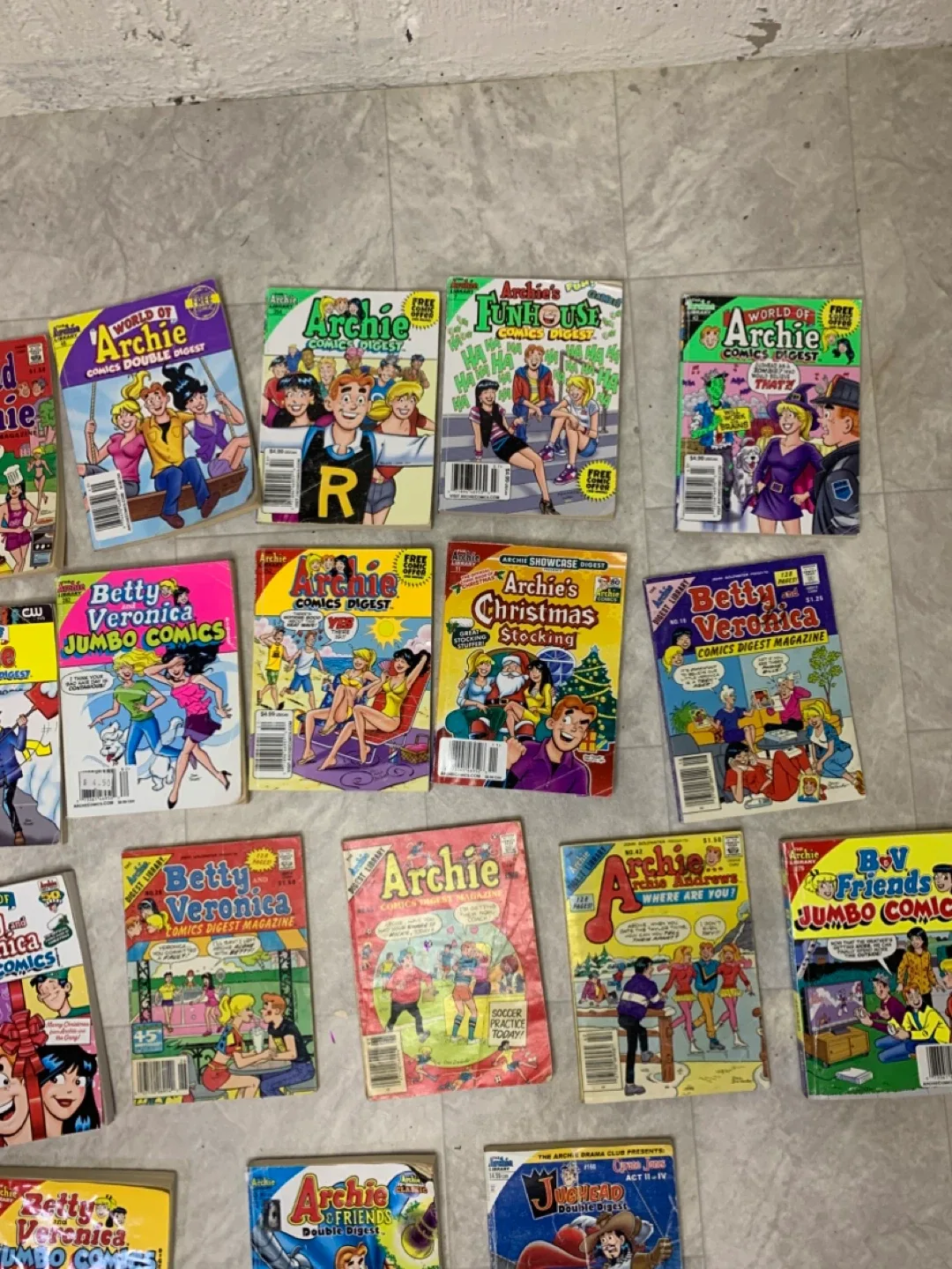22 Archie Comics Lot - Mixed Series & Issues - books image indicator(3)