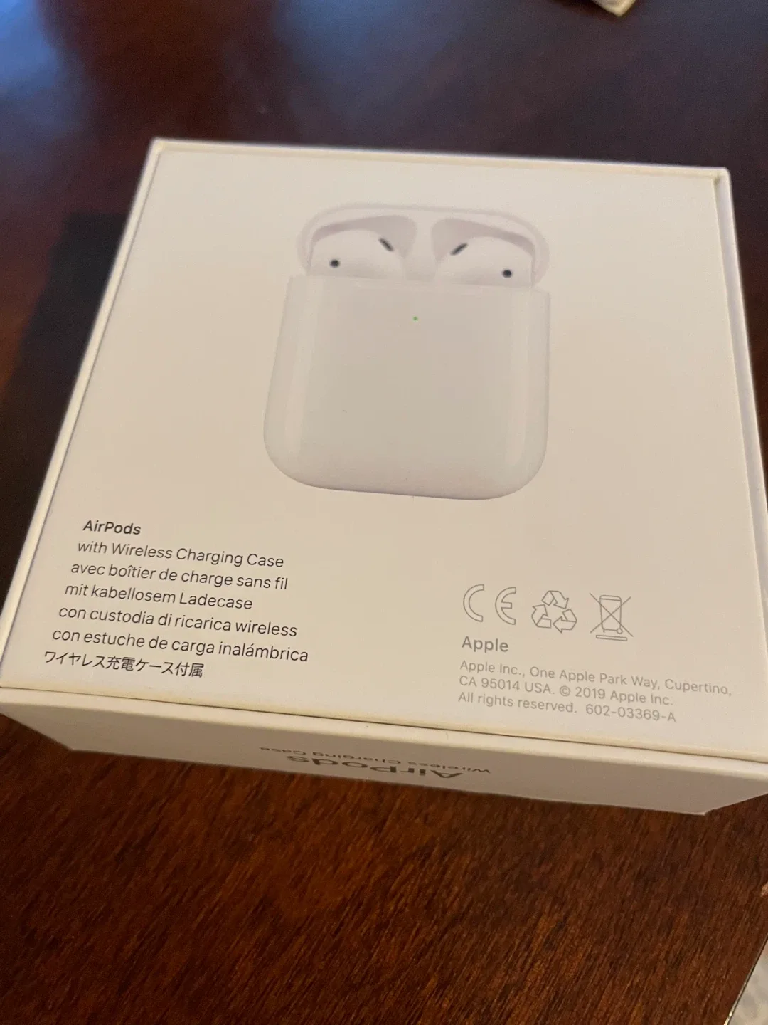 Apple AirPods with Wireless Charging Case (2nd Generation) image indicator(3)