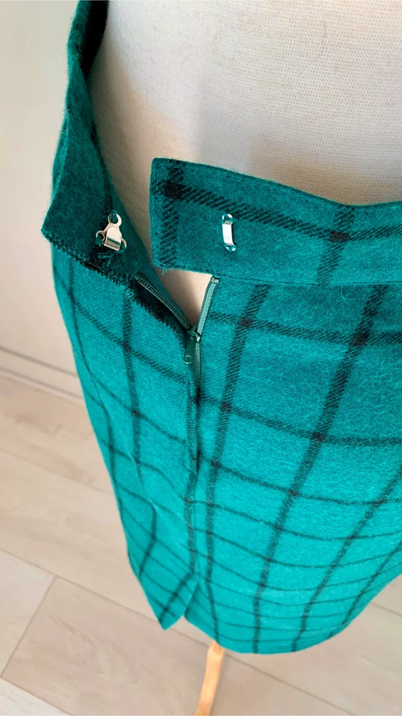 Vintage 90's Green Plaid Wool Pencil Skirt S/M (Petit 9) image indicator(6)