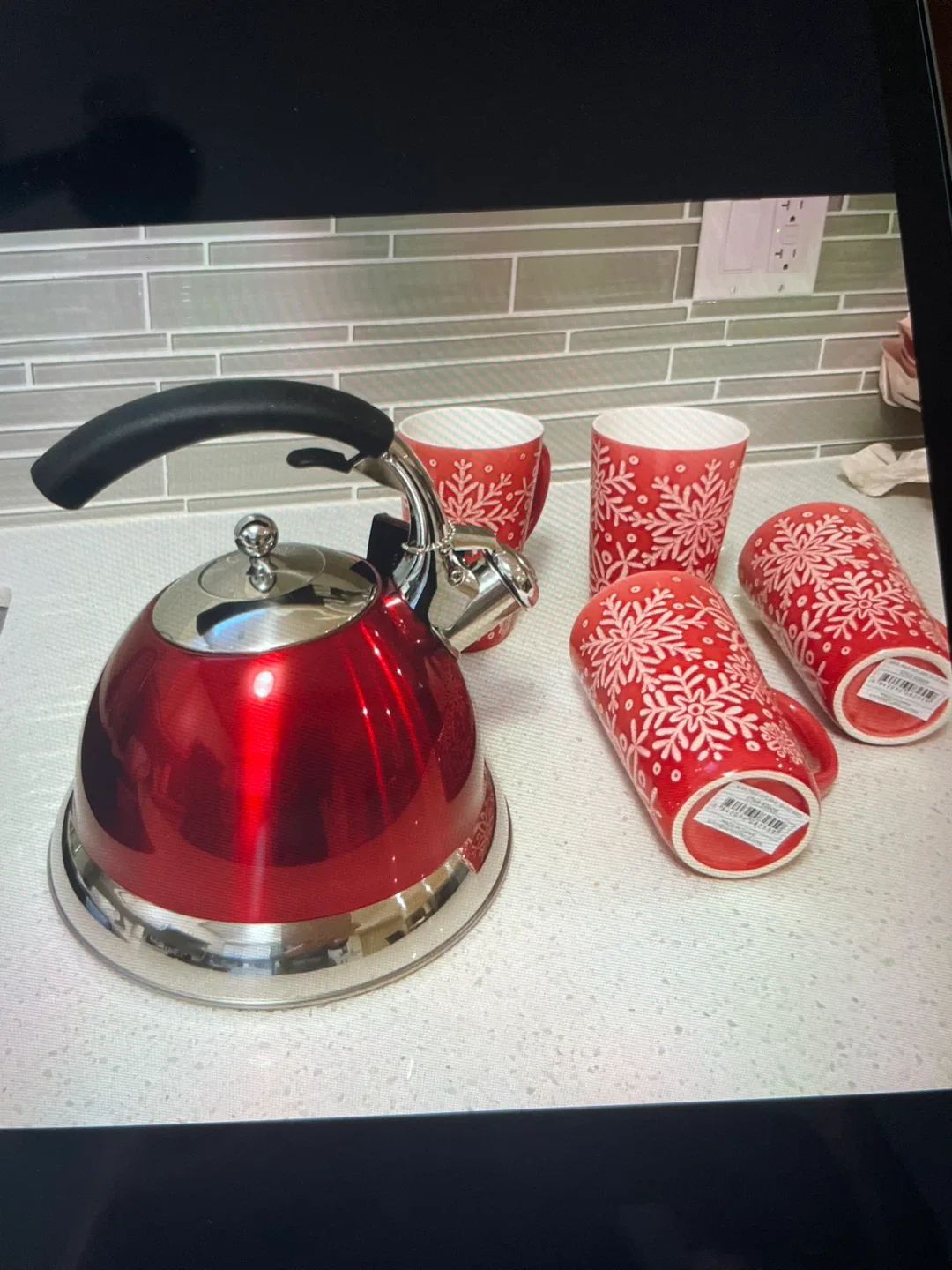 New Staub Kettle & 4 Mugs Set - Red Snowflake image indicator(4)