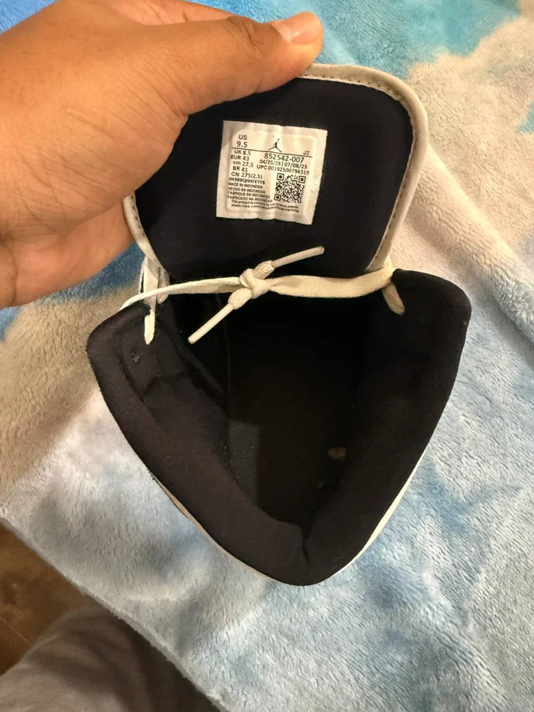 Air Jordan 1 Mid Black White Gold, Size 9.5 image indicator(2)