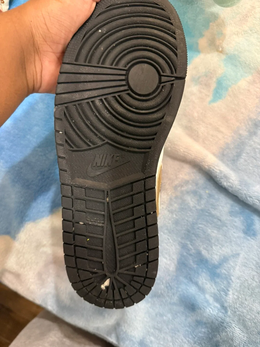 Air Jordan 1 Mid Black White Gold, Size 9.5 image indicator(5)