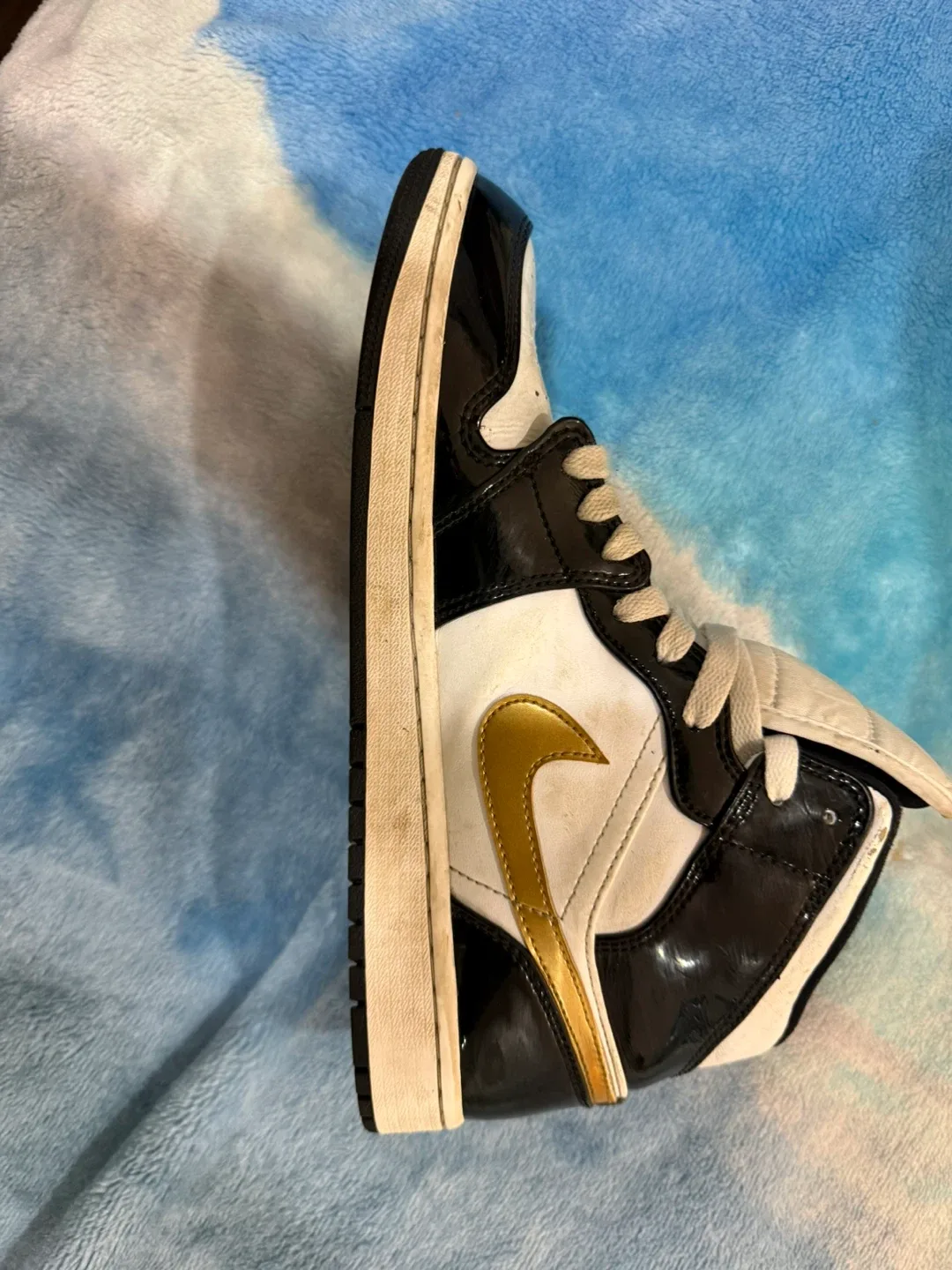 Air Jordan 1 Mid Black White Gold, Size 9.5 image indicator(6)