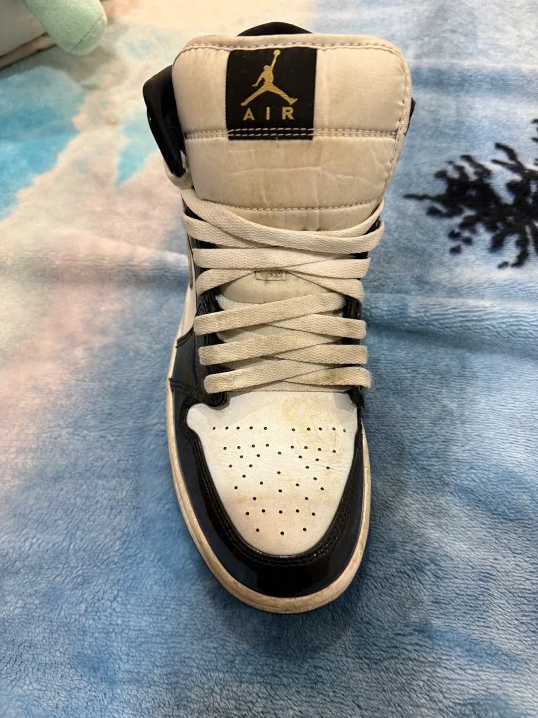 Air Jordan 1 Mid Black White Gold, Size 9.5 image indicator(7)