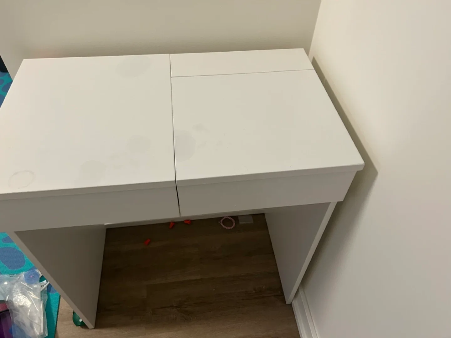 White Vanity Table with Mirror image indicator(3)