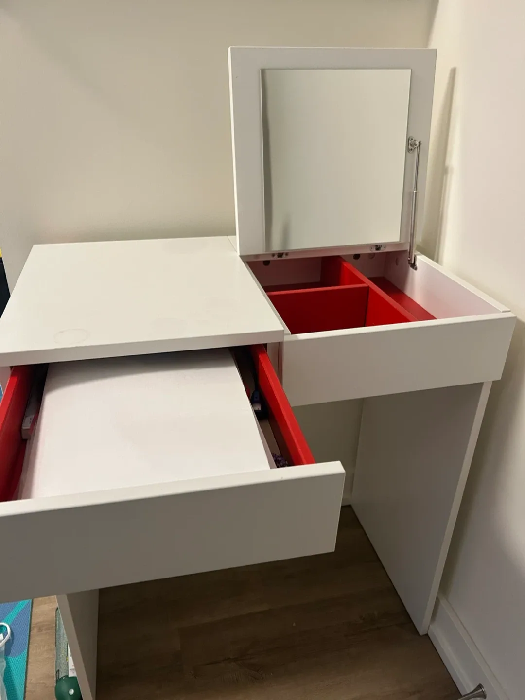 White Vanity Table with Mirror image indicator(2)