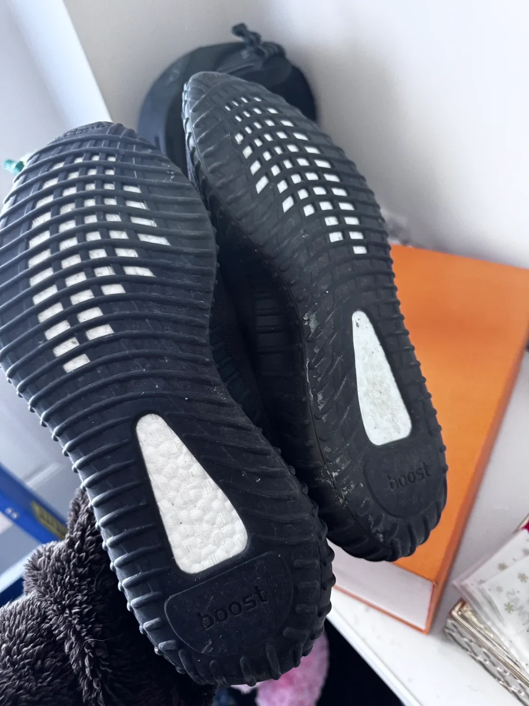 Adidas Yeezy Boost 350 V2 Black Size 8.5 image indicator(3)