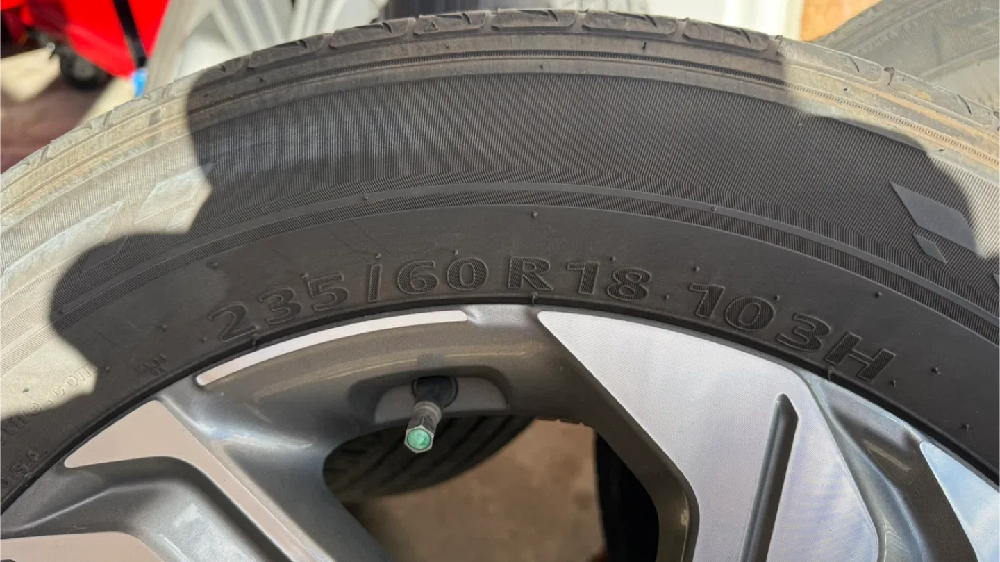 Hyundai 235/60R18 Tires & Rims - Set of 4 image indicator(4)