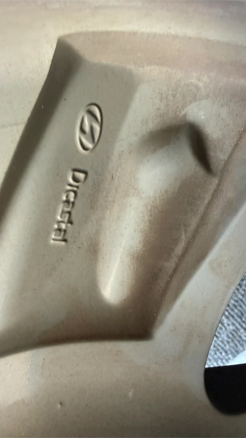 Hyundai 235/60R18 Tires & Rims - Set of 4 image indicator(2)