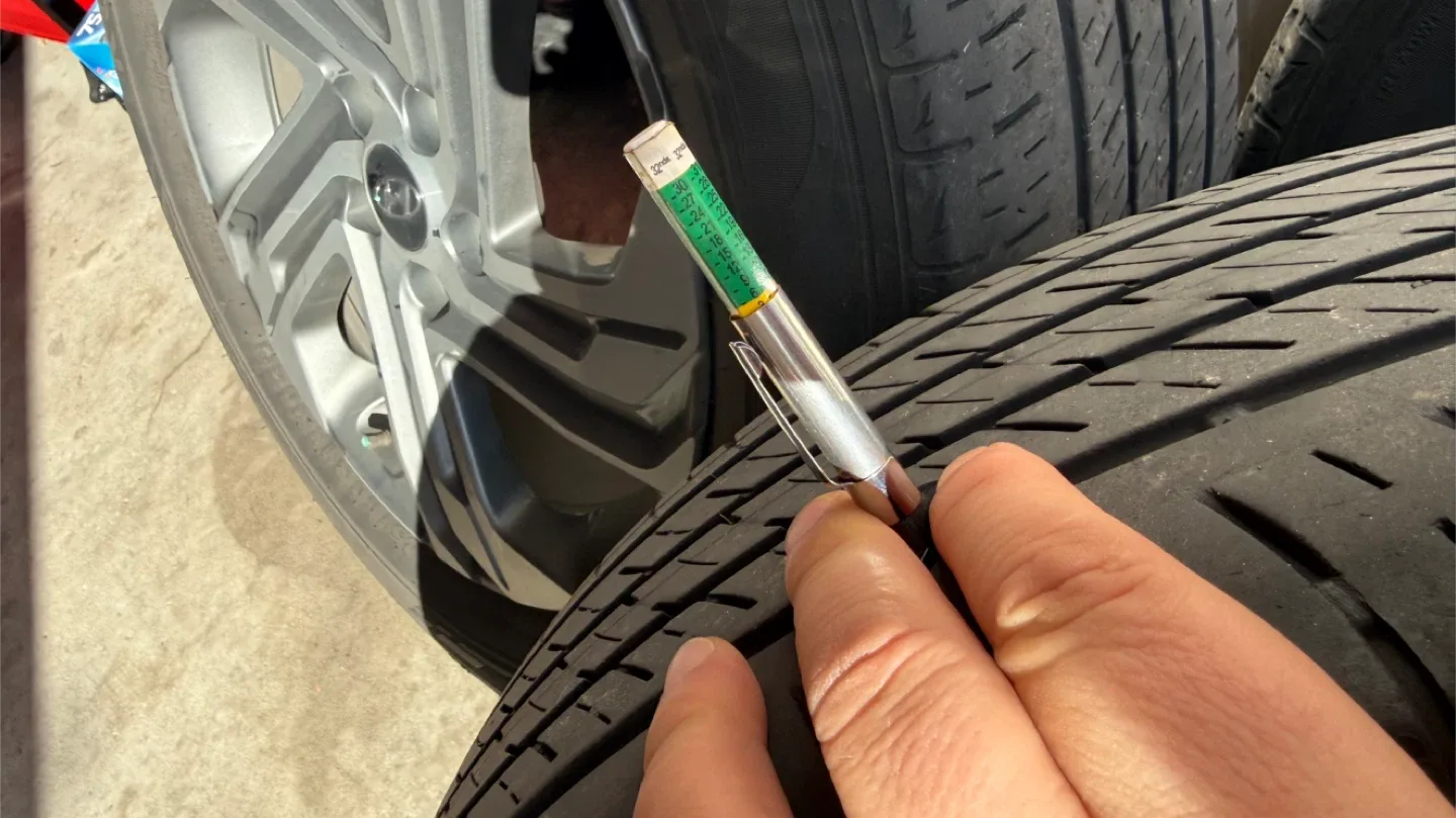 Hyundai 235/60R18 Tires & Rims - Set of 4 image indicator(7)