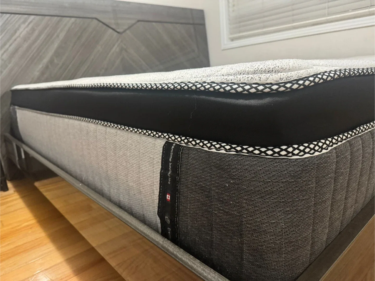 King size mattress (Dreamtime Bedding Inc). image indicator(2)