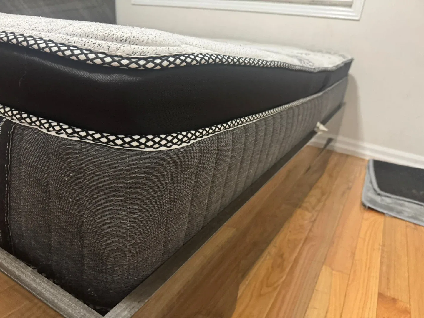 King size mattress (Dreamtime Bedding Inc). image indicator(3)