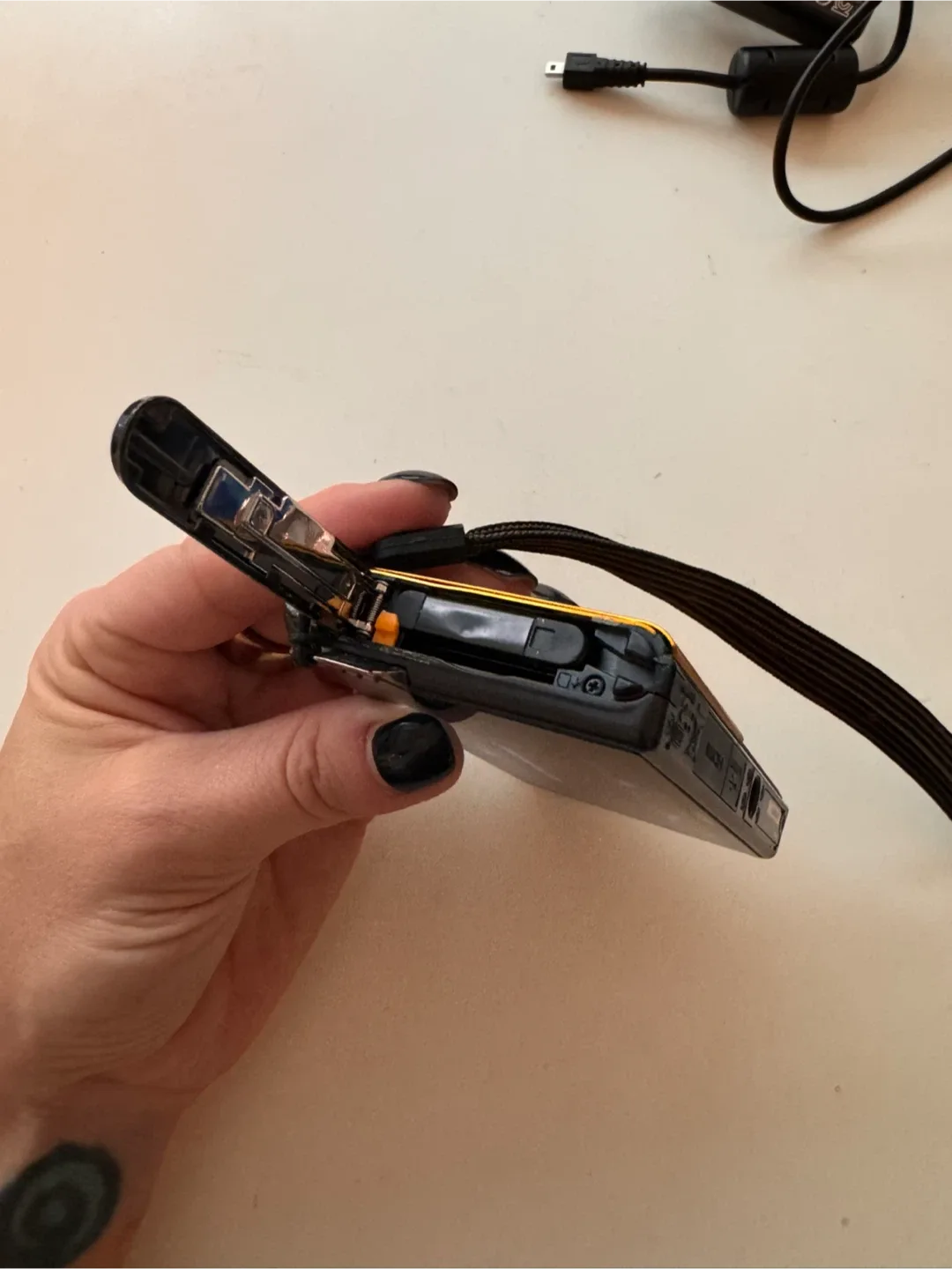 Nikon COOLPIX S6100 14.1 MP Digital Camera - Orange image indicator(3)