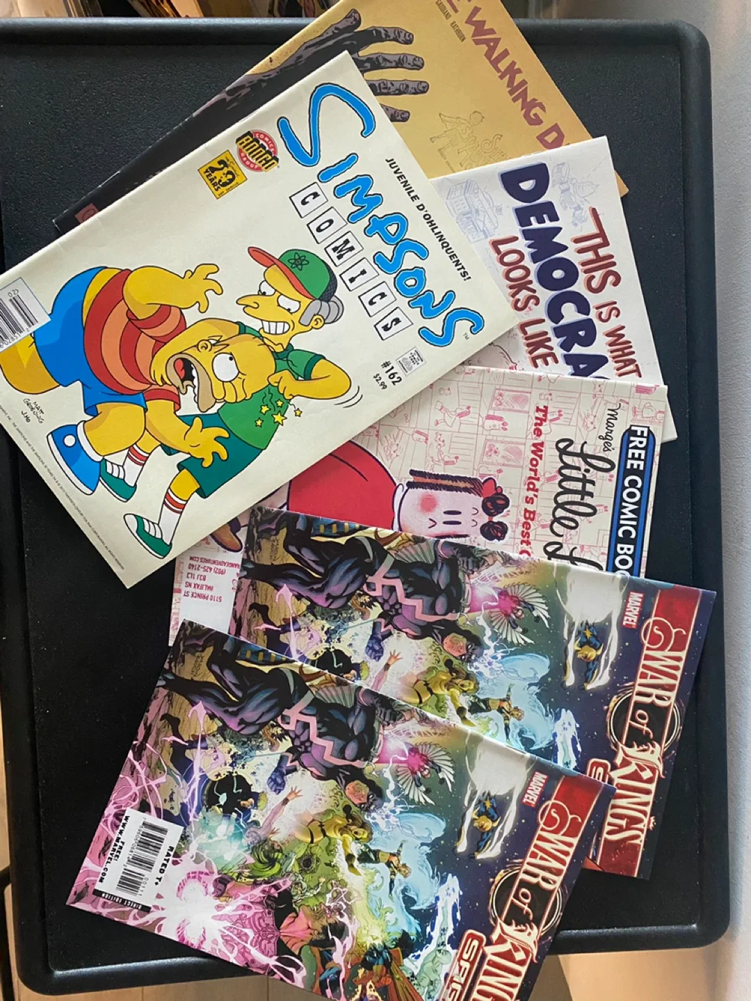 Mixed Lot of Comic Books - Marvel, DC, Simpsons image indicator(4)