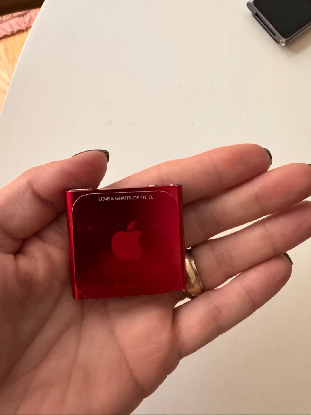 Apple iPod Nano Red image indicator(4)