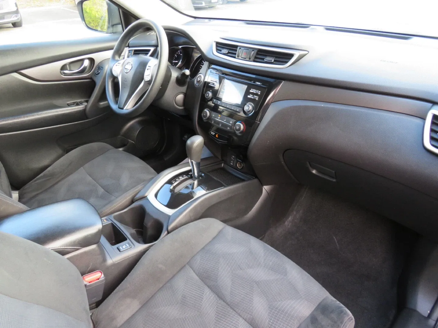 2016 Nissan Rogue SUV image indicator(9)