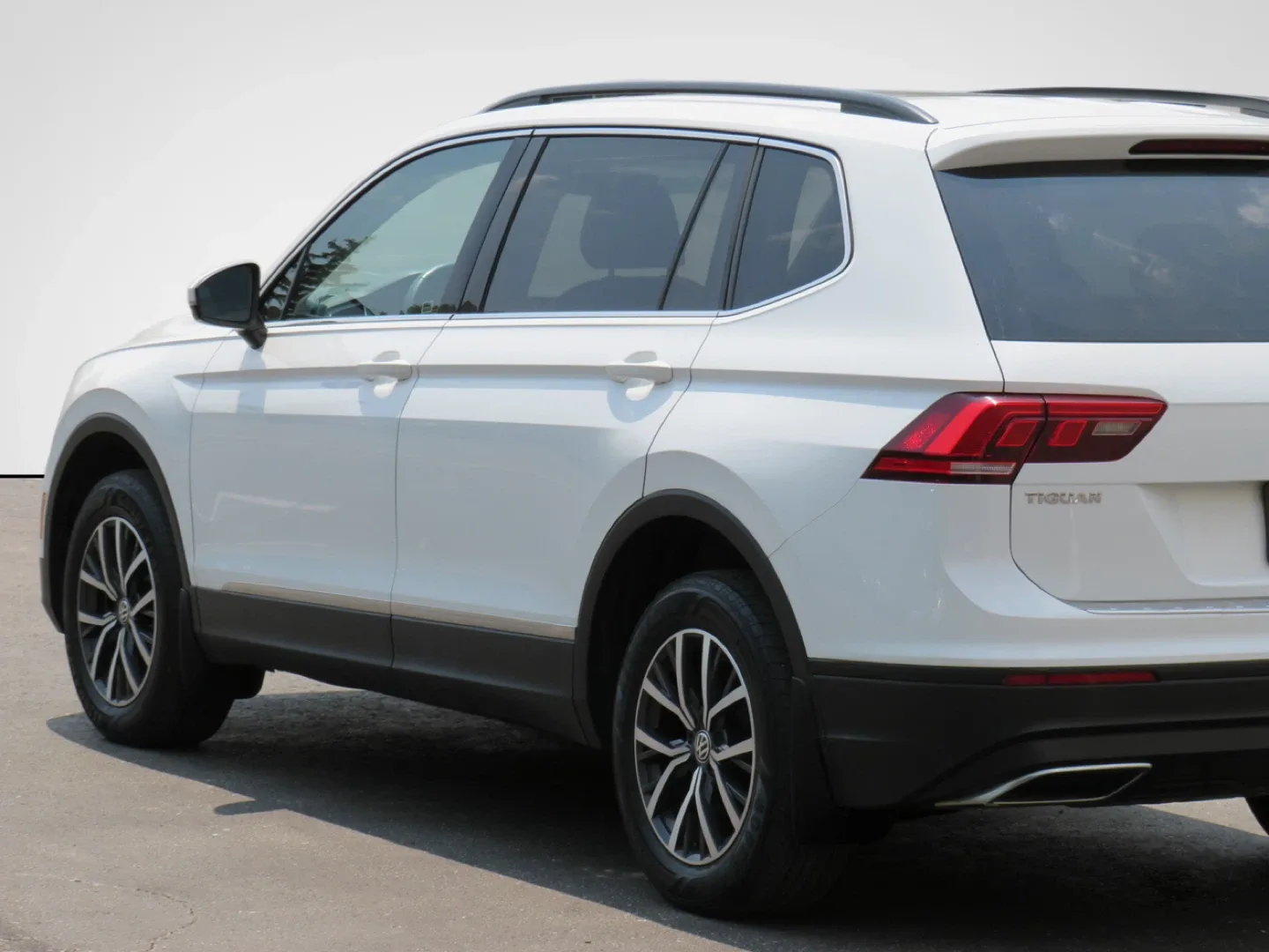 2020 White Volkswagen Tiguan SUV image indicator(4)