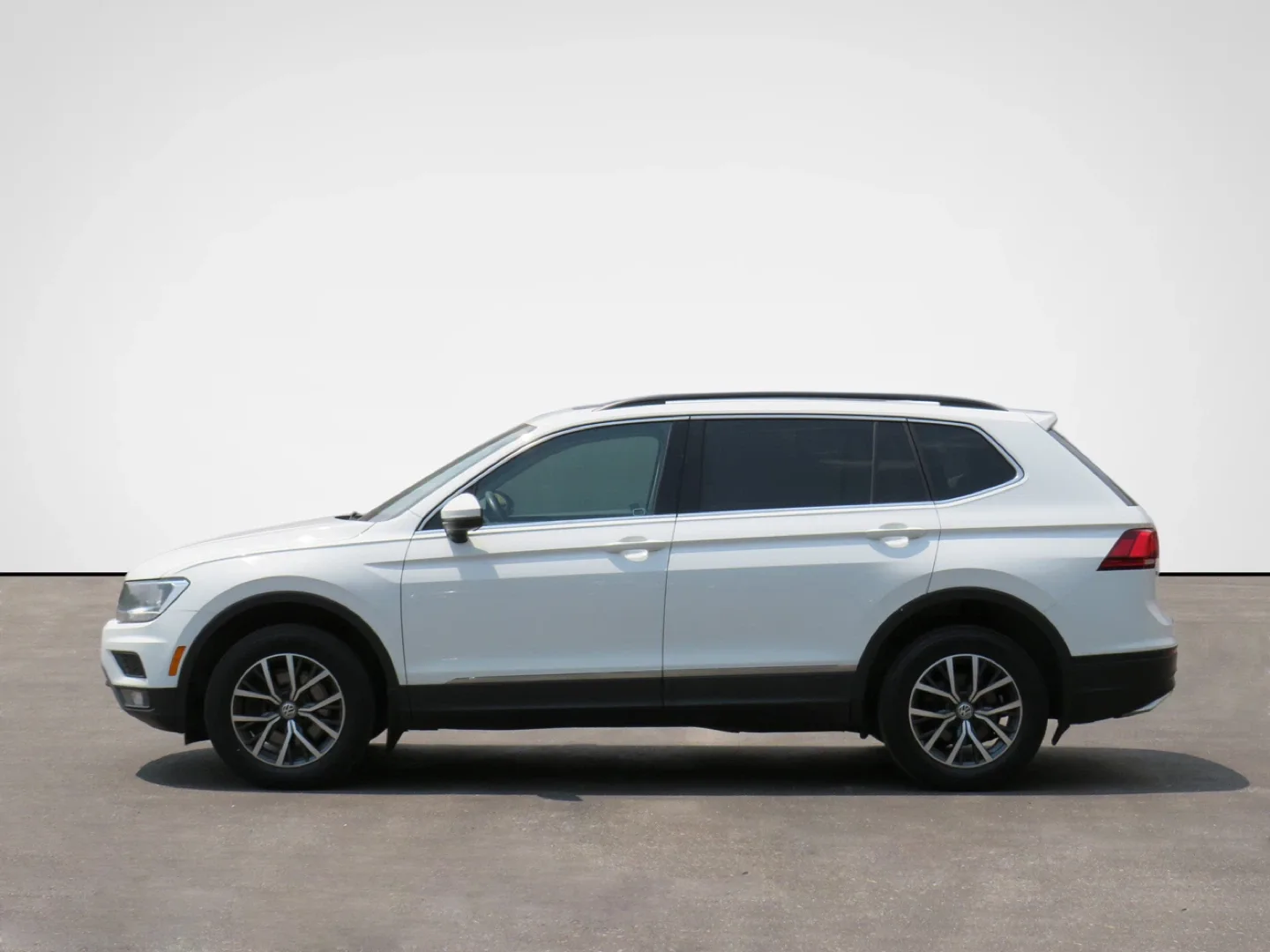 2020 White Volkswagen Tiguan SUV image indicator(5)