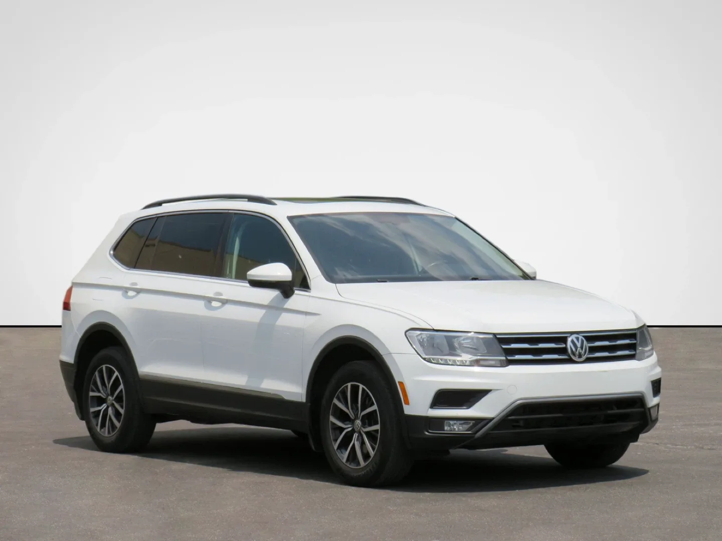 2020 White Volkswagen Tiguan SUV image indicator(2)