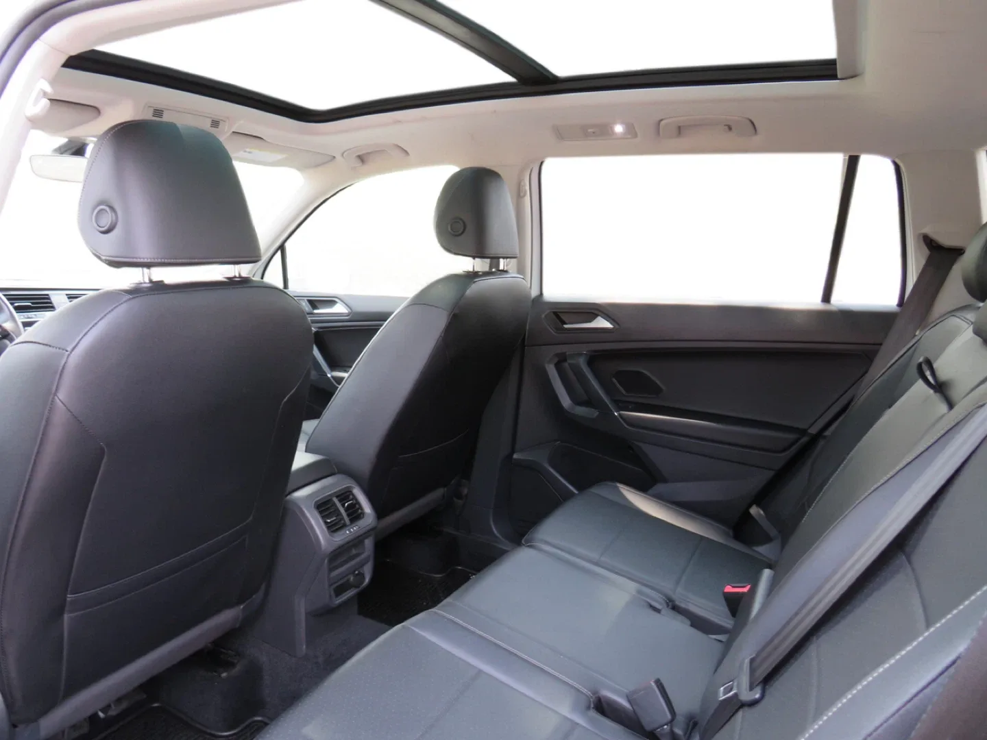 2020 White Volkswagen Tiguan SUV image indicator(8)