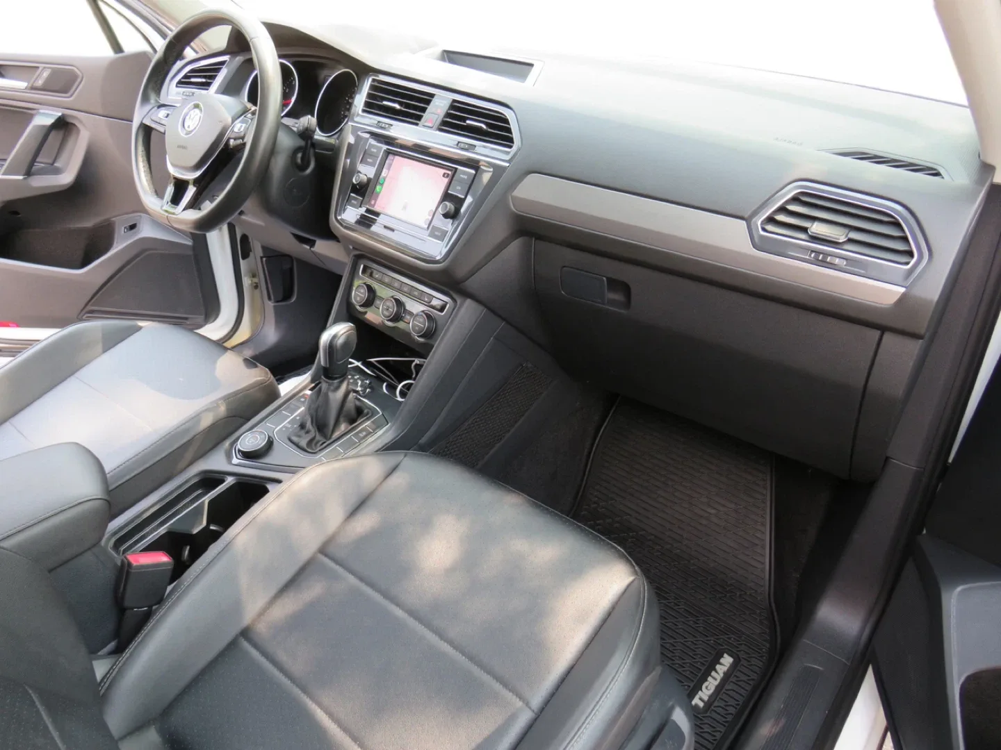 2020 White Volkswagen Tiguan SUV image indicator(9)