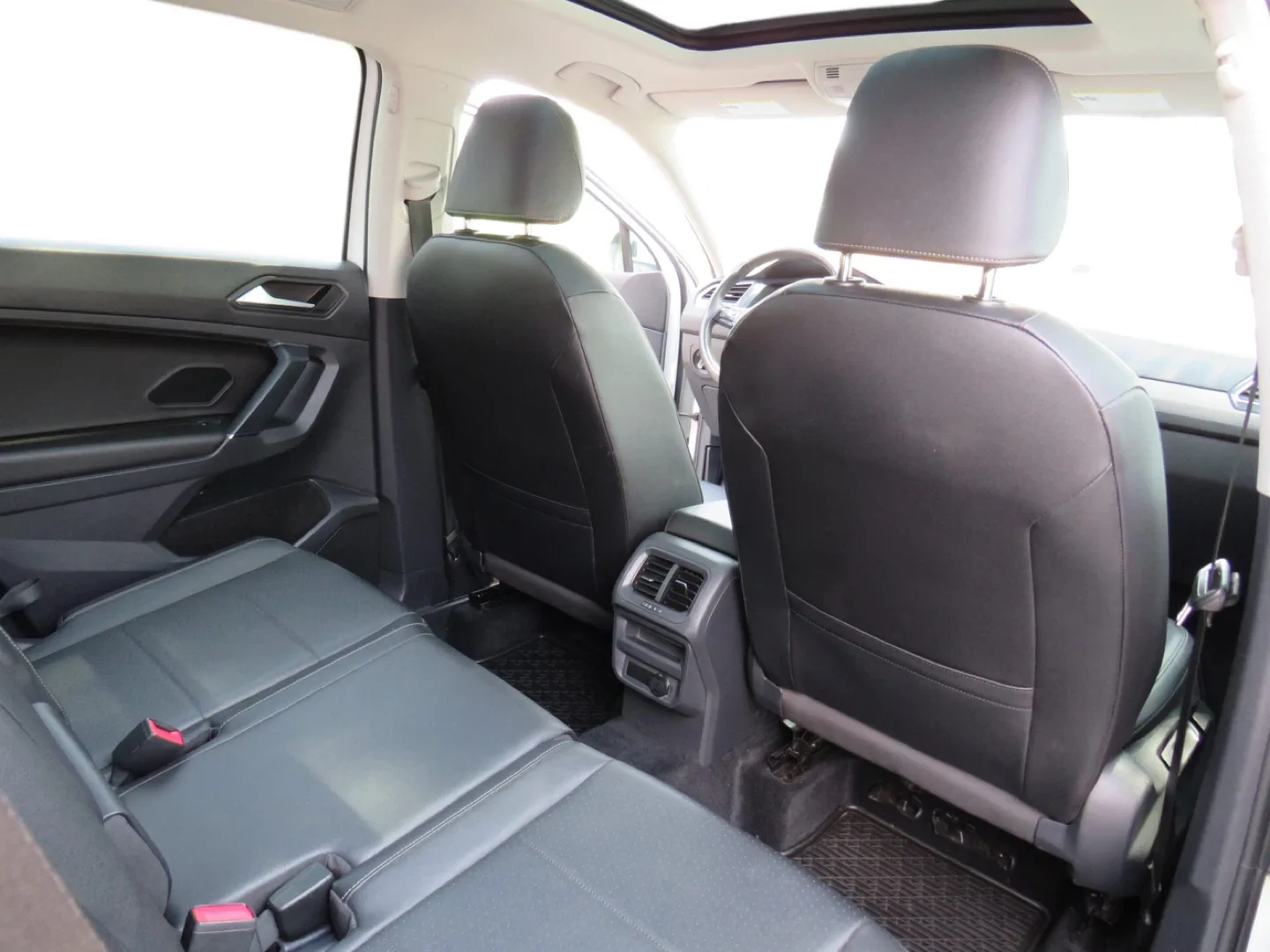 2020 White Volkswagen Tiguan SUV image indicator(10)