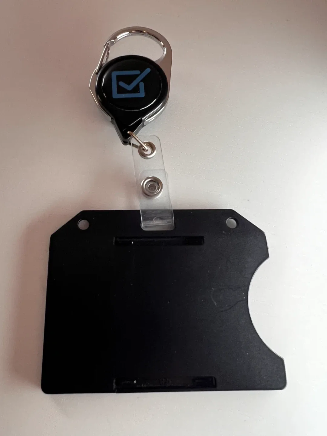 Black Badge Holder with Retractable Reel image indicator(2)