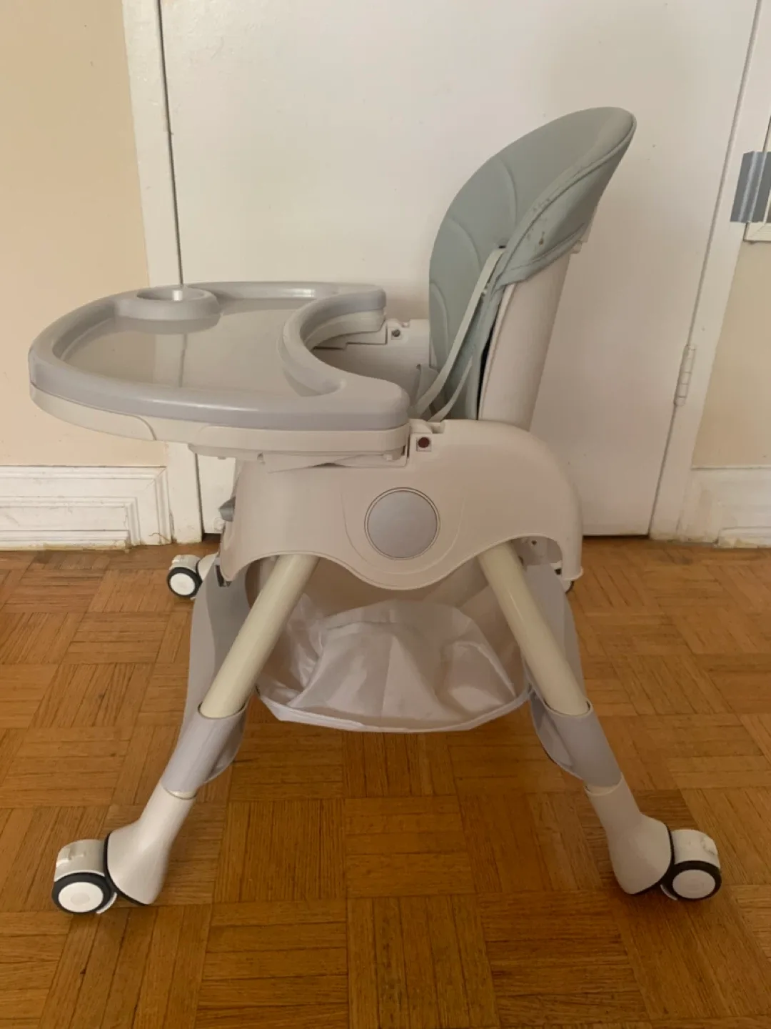 Living Basics High Chair image indicator(2)