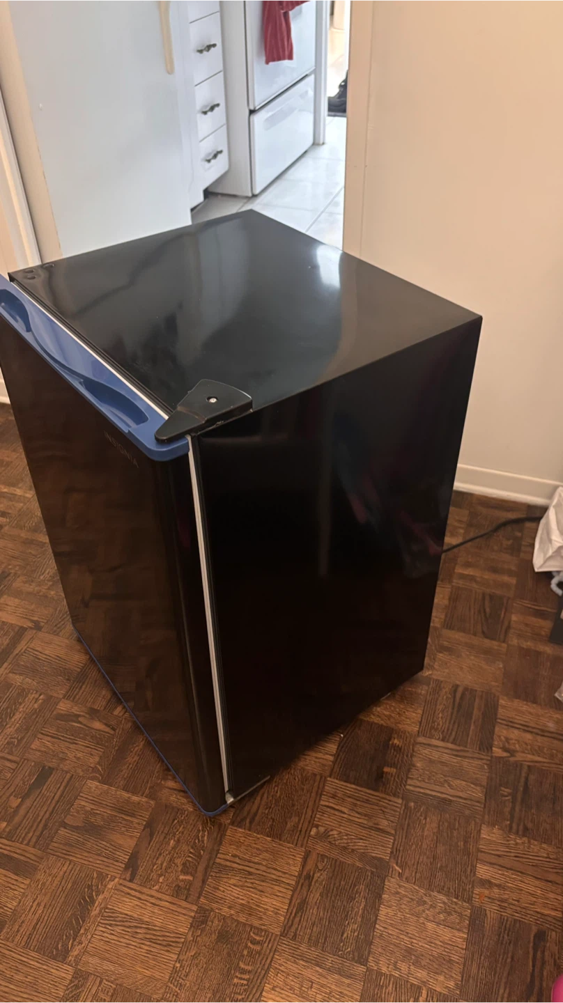 Insignia Compact Mini Fridge - Black - photo 2