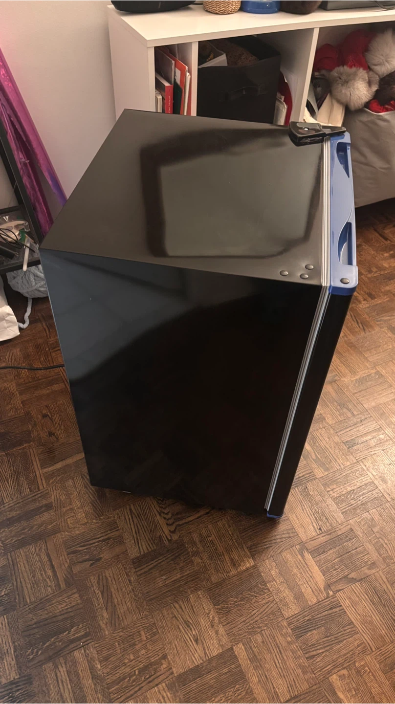 Insignia Compact Mini Fridge - Black - photo 3