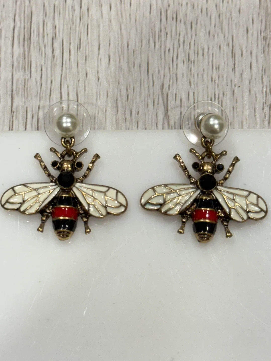 Bee Design Earrings image indicator(5)