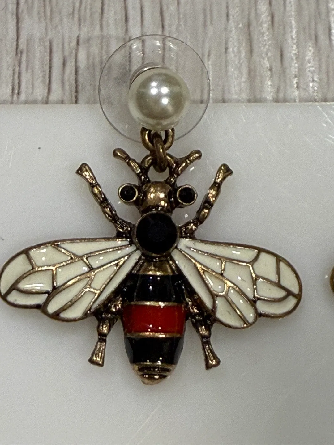 Bee Design Earrings image indicator(4)