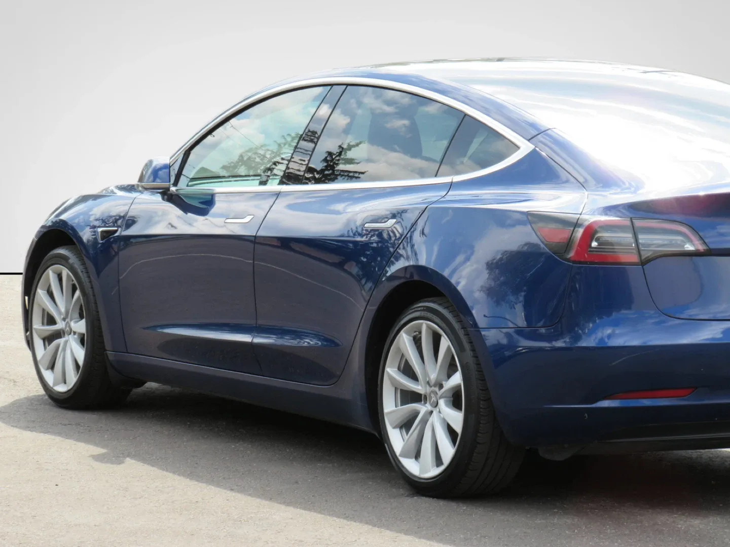 2020 Blue Tesla Model 3 image indicator(4)