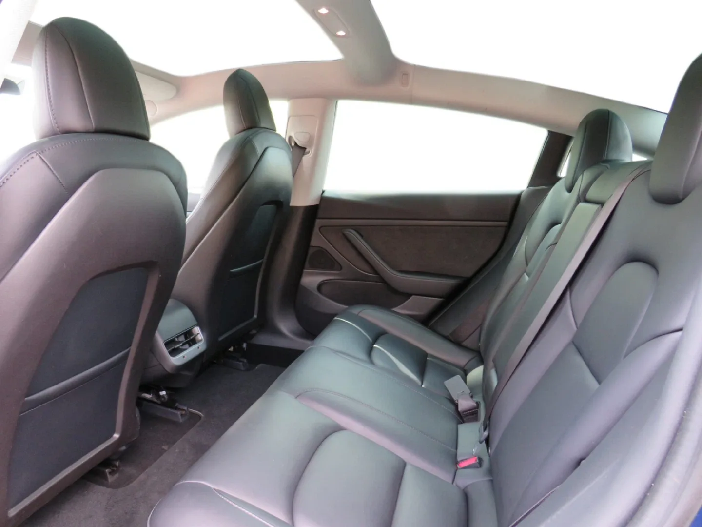 2020 Blue Tesla Model 3 image indicator(8)