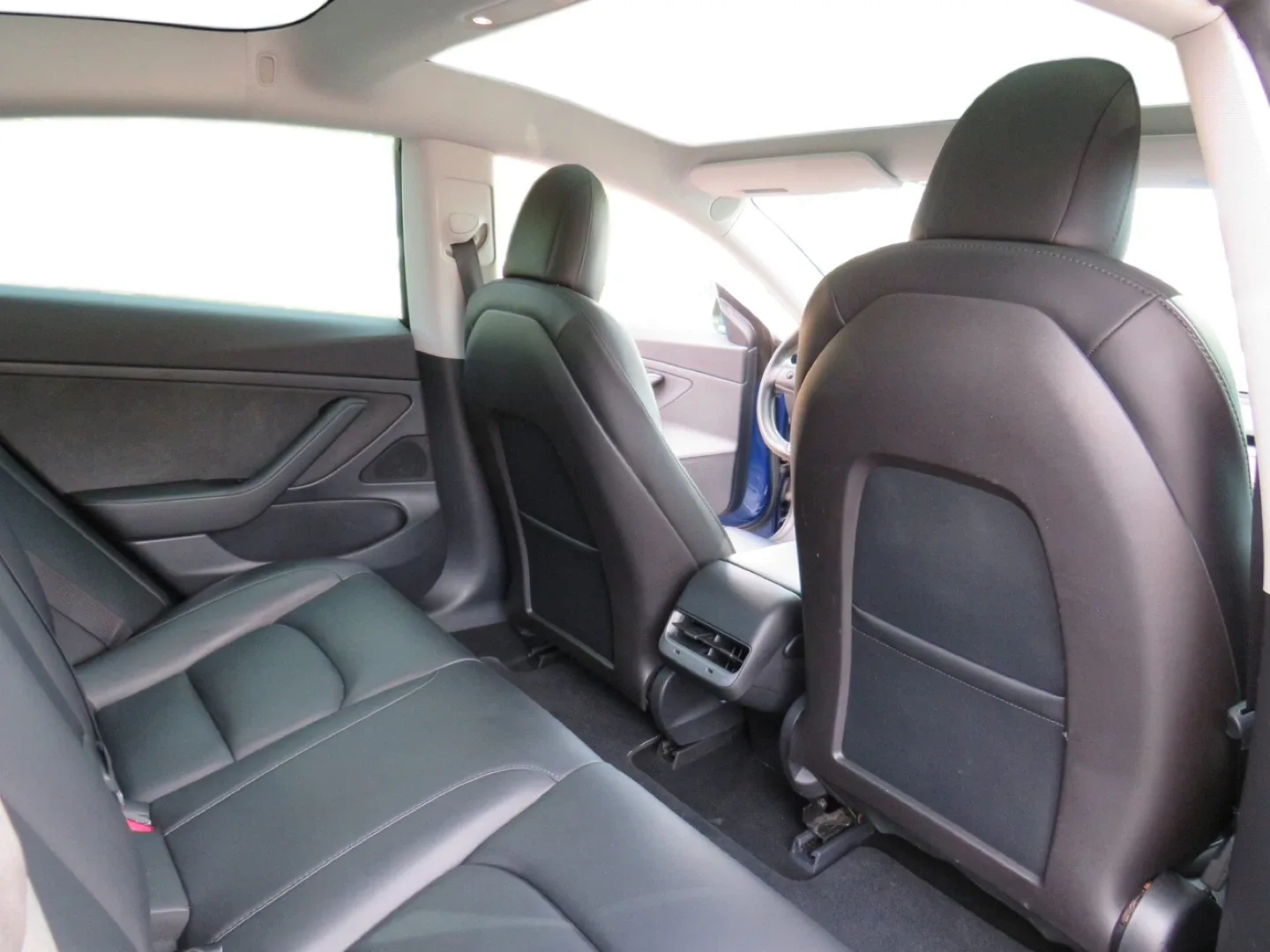 2020 Blue Tesla Model 3 image indicator(10)