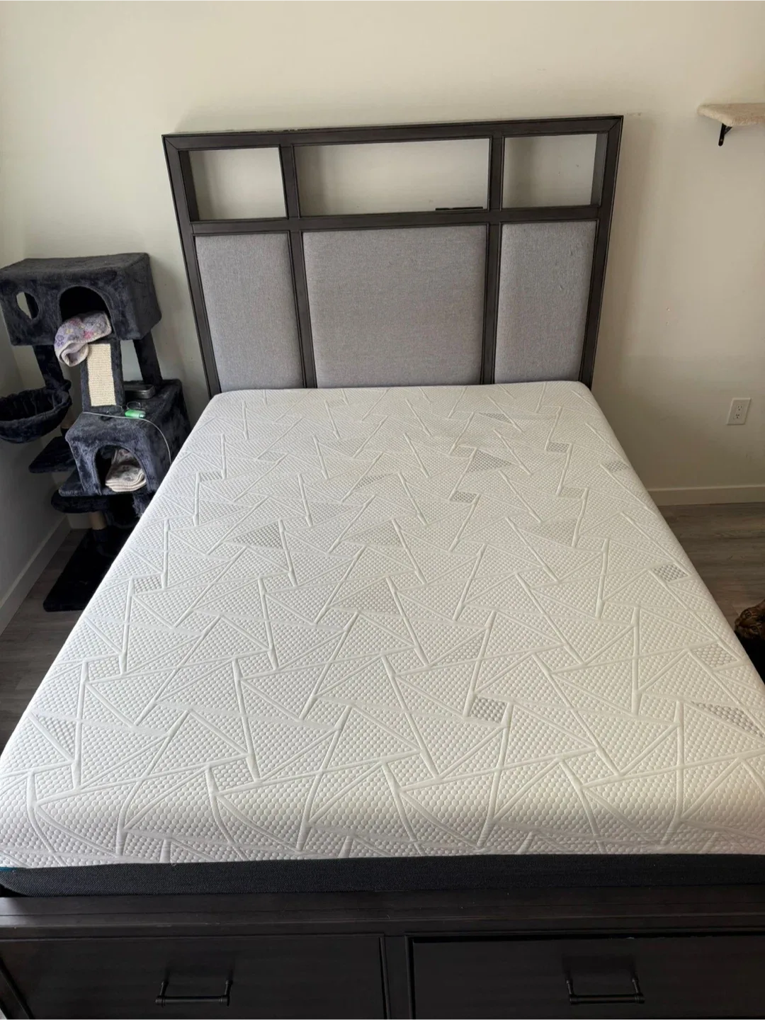 Queen Size Mattress and Frame image indicator(3)