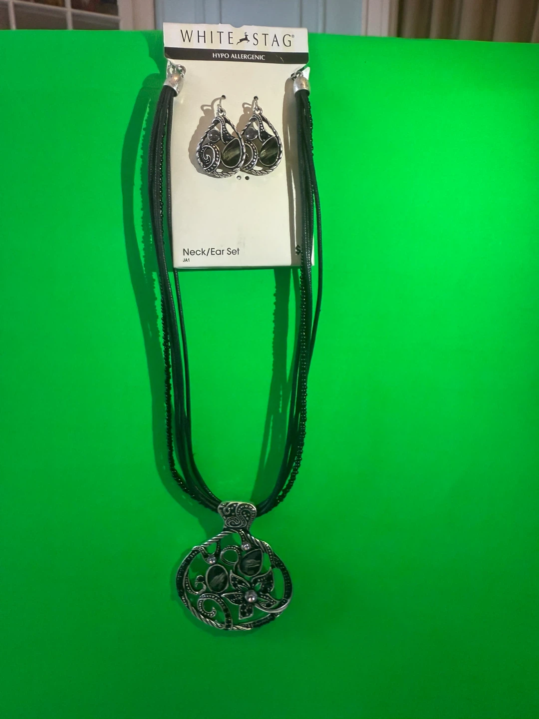 White Stag Neck/Ear Set