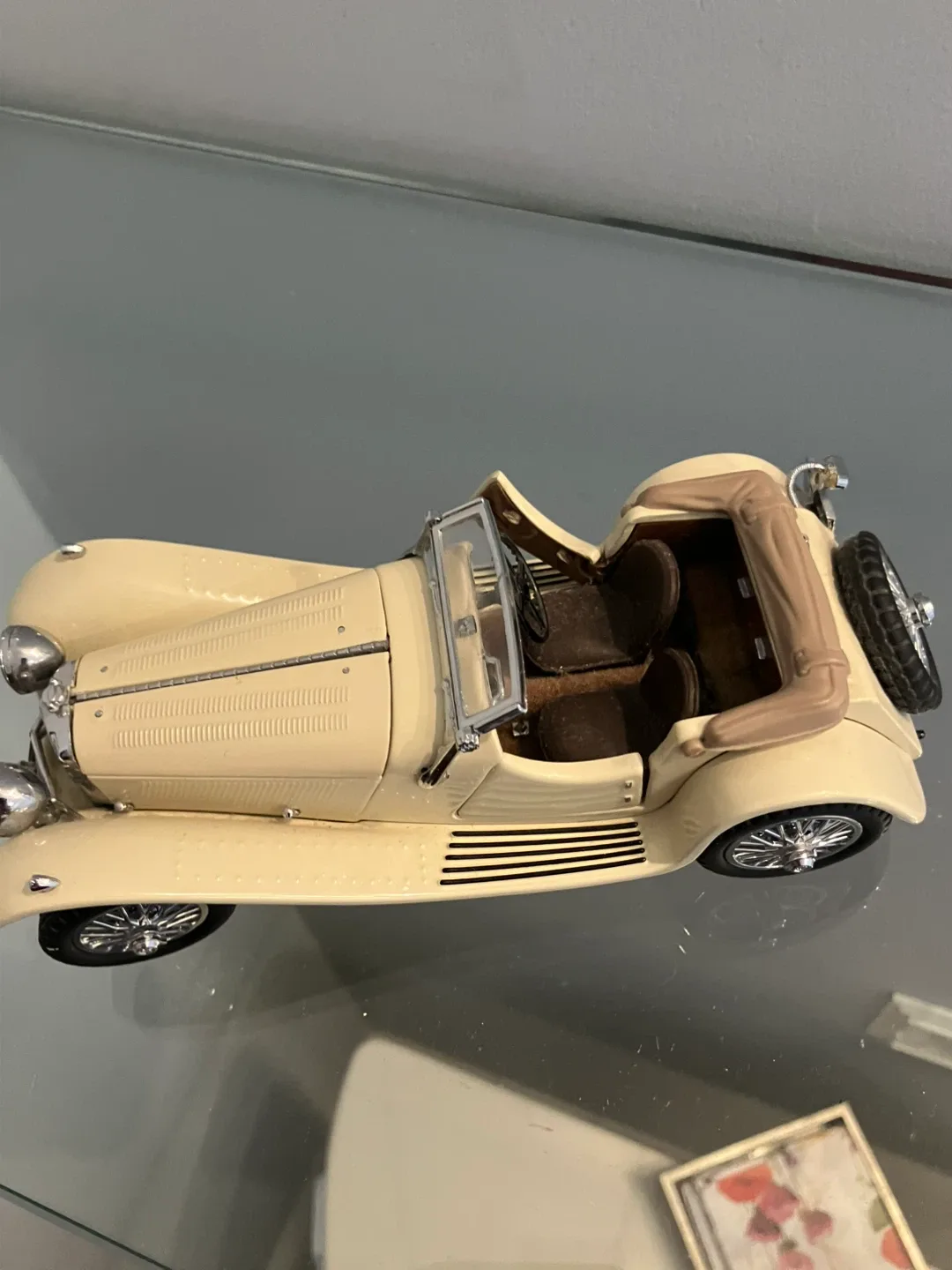 Vintage Cream-Colored SS-100 JAGUAR image indicator(4)