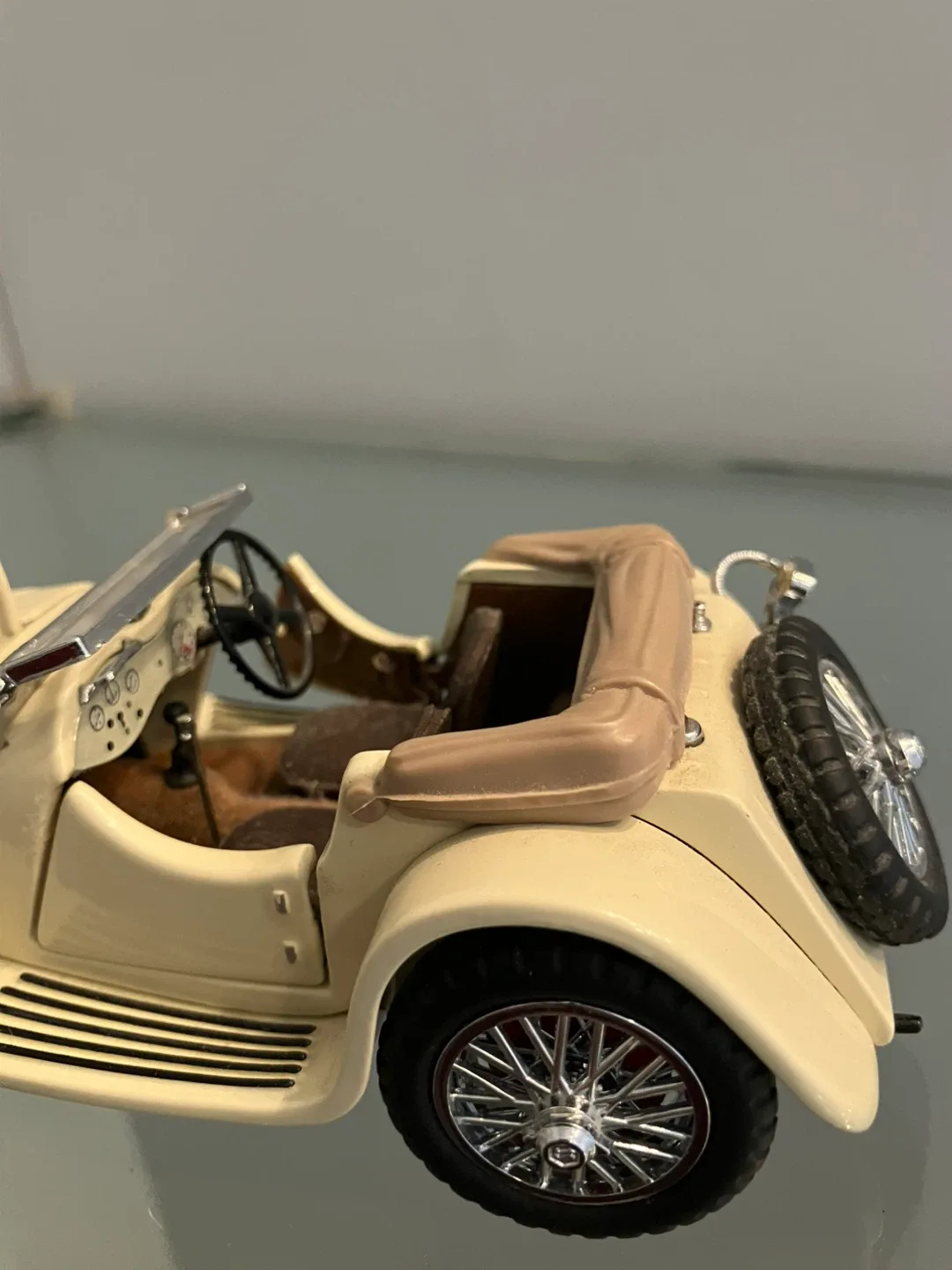 Vintage Cream-Colored SS-100 JAGUAR image indicator(6)