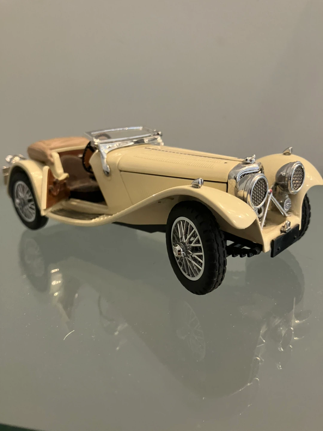 Vintage Cream-Colored SS-100 JAGUAR - photo 2